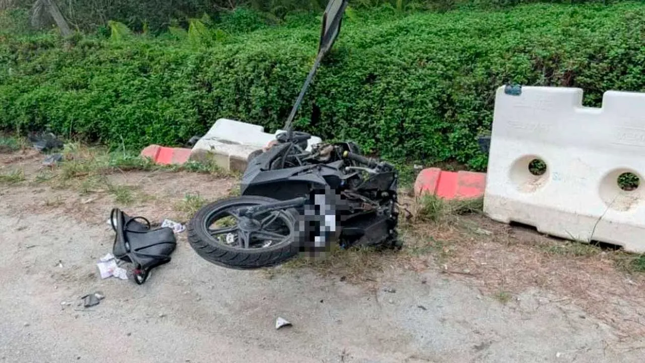 Keadaan motosikal mangsa yang rosak teruk di lokasi kejadian. Foto IPD Kulai
