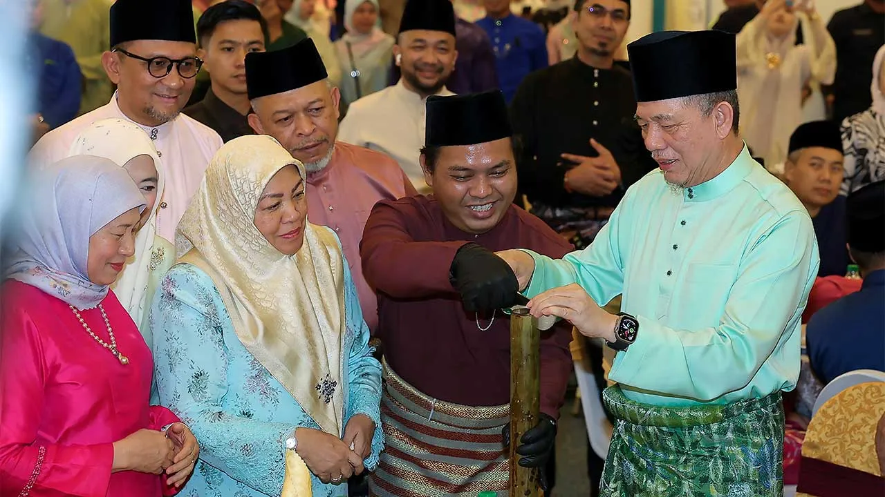 KUCHING, 5 April -- Timbalan Perdana Menteri Datuk Seri Fadillah Yusof (kanan) membelah buluh lemang sebagai simbolik merasmikan majlis Riang Ria Syawal anjuran Bank Rakyat, hari ini.  -- fotoBERNAMA (2026) HAK CIPTA TERPELIHARA