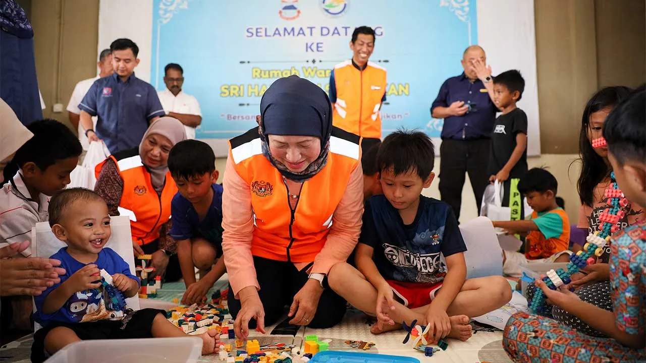 SANDAKAN, 28 April -- Menteri Pembangunan Wanita , Keluarga dan Masyarakat Datuk Seri Nancy Shukri (tengah) menyantuni kanak-kanak mangsa kebakaran Kampung Bahagia sewaktu mengadakan lawatan dan menyampaikan sumbangan di Pusat Pemindahan Sementara di Dewan Rumah Warga Tua Sri Harapan hari ini.  -- fotoBERNAMA (2026) HAK CIPTA TERPELIHARA