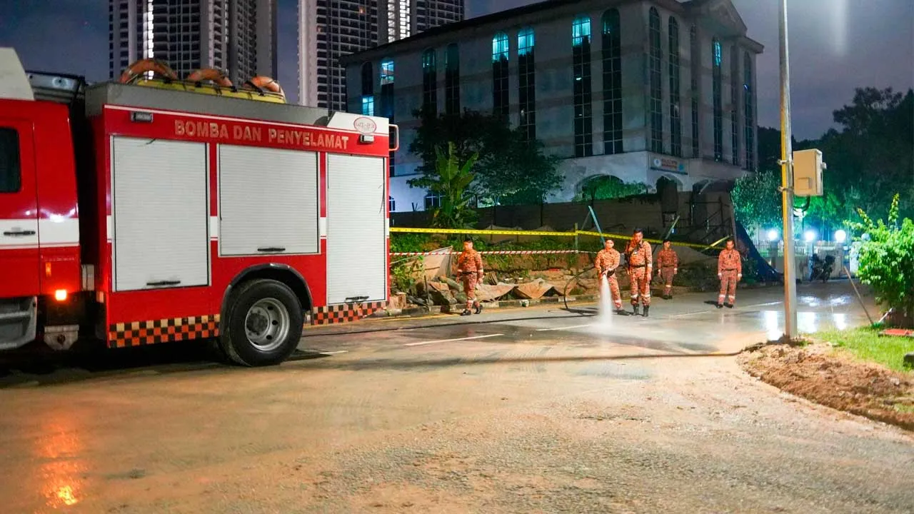 Stop-Work Order Issued. DBKL Takes Immediate Action and Initiates Review of Slope Development in Bukit Kiara 12:40am - Referring to the mud flood incident at Jalan Abang Haji Openg this evening involving the Bukit Kiara Federal Park Administrative Zone office project. This project is under the National Landscape Department (JLN) of the Ministry of Housing and Local Government (KPKT) and is being implemented by the Public Works Department (JKR) under the Ministry of Works (KKR).