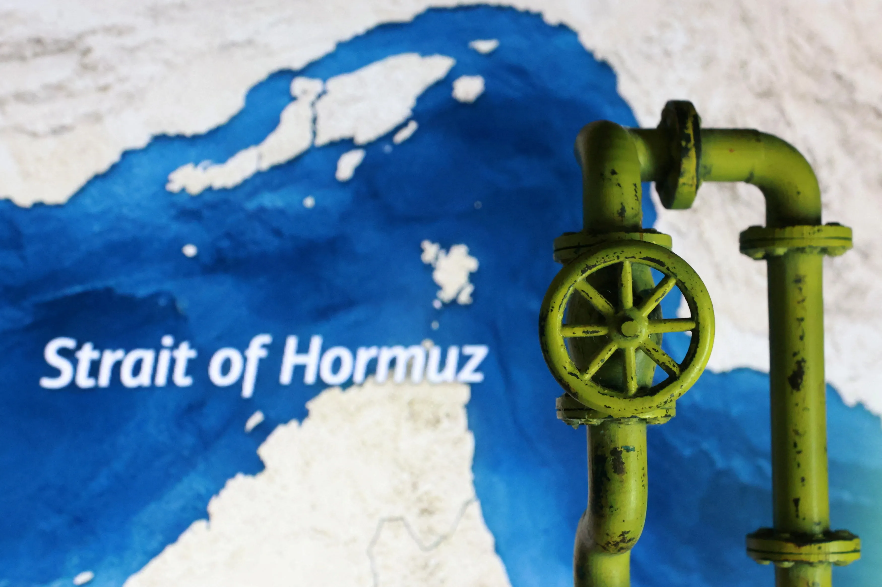 A map showing the Strait of Hormuz and a 3D printed oil pipeline