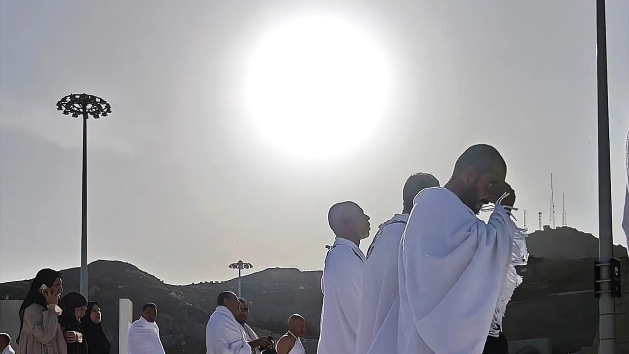 JEDDAH, 2 Jun -- Kerajaan Arab Saudi menerusi Kementerian Haji dan Umrah telah mengeluarkan larangan penuh terhadap jemaah haji daripada berjalan kaki dari Makkah ke Arafah serta berada di luar khemah semasa operasi masyair bagi musim haji 1446H/2025M susulan cuaca panas melampau_BERNAMA