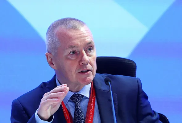 Willie Walsh, director general of the International Air Transport Association (IATA), speaks at a press briefing during the annual IATA meeting in New Delhi, India, June 2, 2025. REUTERS/Anushree Fadnavis/File Photo