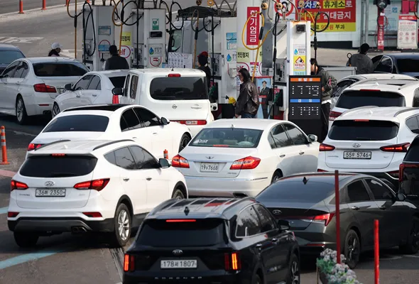 Cars line up at a gas station in Seoul, South Korea, March 9, 2026. REUTERS/Kim Hong-Ji/File Photo