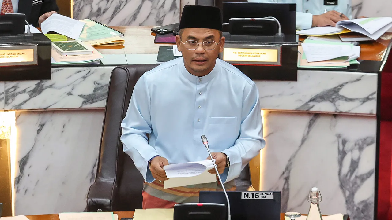 SHAH ALAM, 24 April -- Menteri Besar Selangor Datuk Seri Amirudin Shari menjawab soalan ketika Mesyuarat Pertama Persidangan Penggal Keempat Dewan Undangan Negeri Selangor yang ke-15 Tahun 2026 di Dewan Negeri Selangor hari ini._BERNAMA