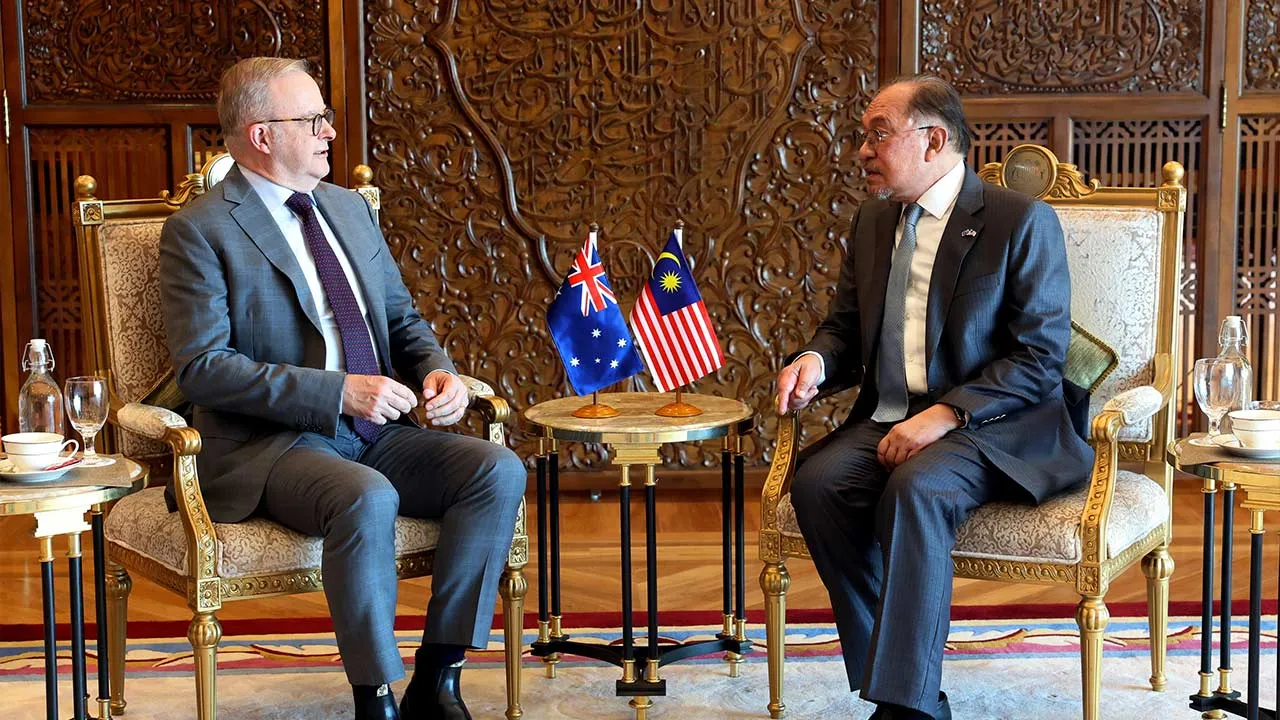 PUTRAJAYA, 16 April -- Perdana Menteri Datuk Seri Anwar Ibrahim (kanan) hari ini mengadakan pertemuan empat mata dengan rakan sejawatnya dari Australia Anthony Albanese, dengan menumpukan kepada usaha memperkukuh hubungan dua hala serta menangani cabaran keselamatan tenaga yang semakin meningkat pada ketika ketegangan geopolitik yang berterusan di Asia Barat.  Pertemuan itu diadakan sejurus selepas Albanese diberikan sambutan rasmi di Kompleks Perdana Putra, bersempena lawatan rasmi tiga harinya ke Malaysia