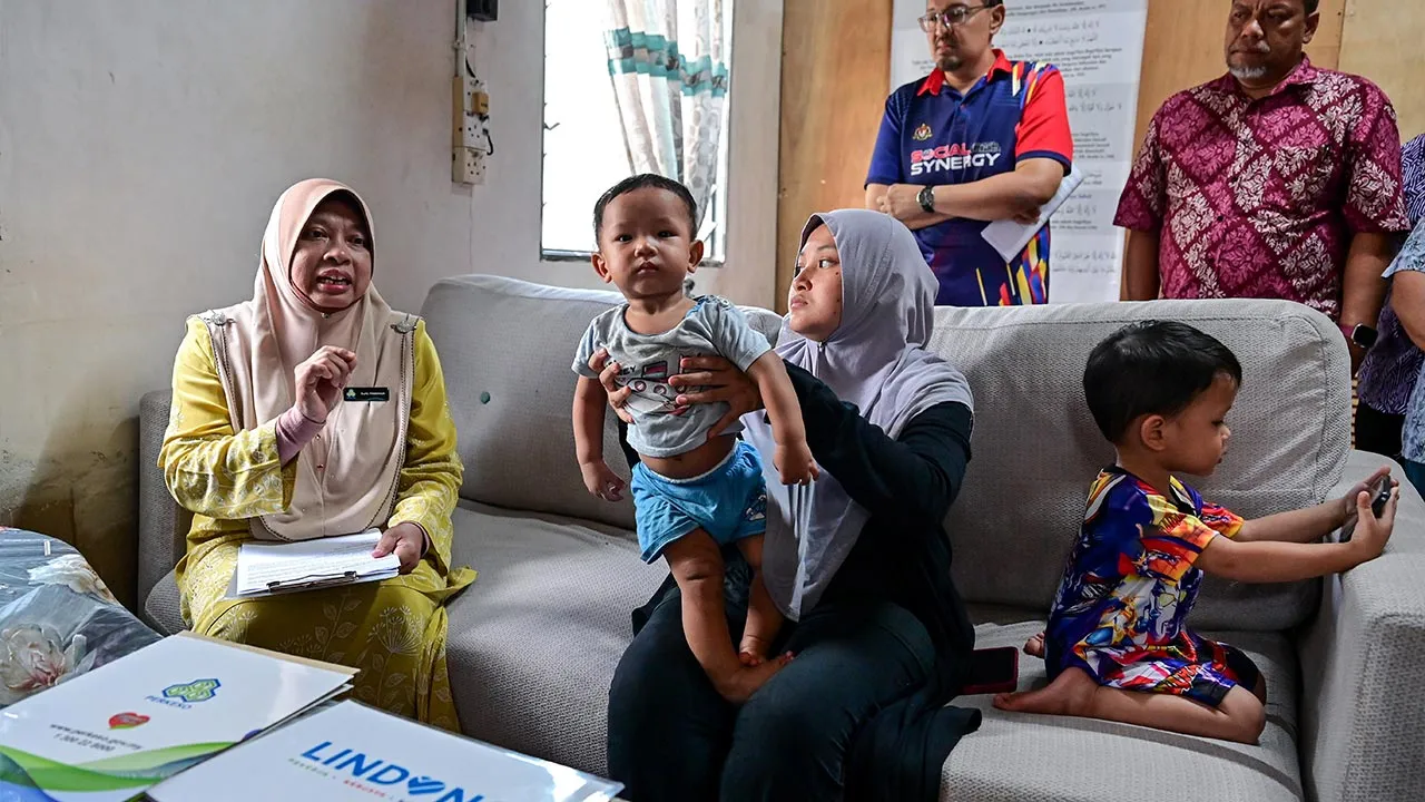 KUALA BERANG, 30 April -- Pengarah Pertubuhan Keselamatan Sosial (PERKESO) Terengganu Faridah Che Hussin (kiri) menyantuni Nurul Hanis Amelia Ramli, 32, (dua, kanan) balu kepada Allahyarham Muhammad Syukri Bazli pada majlis penyerahan Pencen Penakat dan Faedah Pengurusan Mayat oleh PERKESO di kediamannya di Kampung Peroh hari ini.  Balu kepada penderma organ Allahyarham Muhammad Syukri Bazli bersyukur kerana pengorbanan arwah suaminya berjaya menyelamatkan tiga nyawa.  --fotoBERNAMA (2026) HAK CIPTA TERPELI