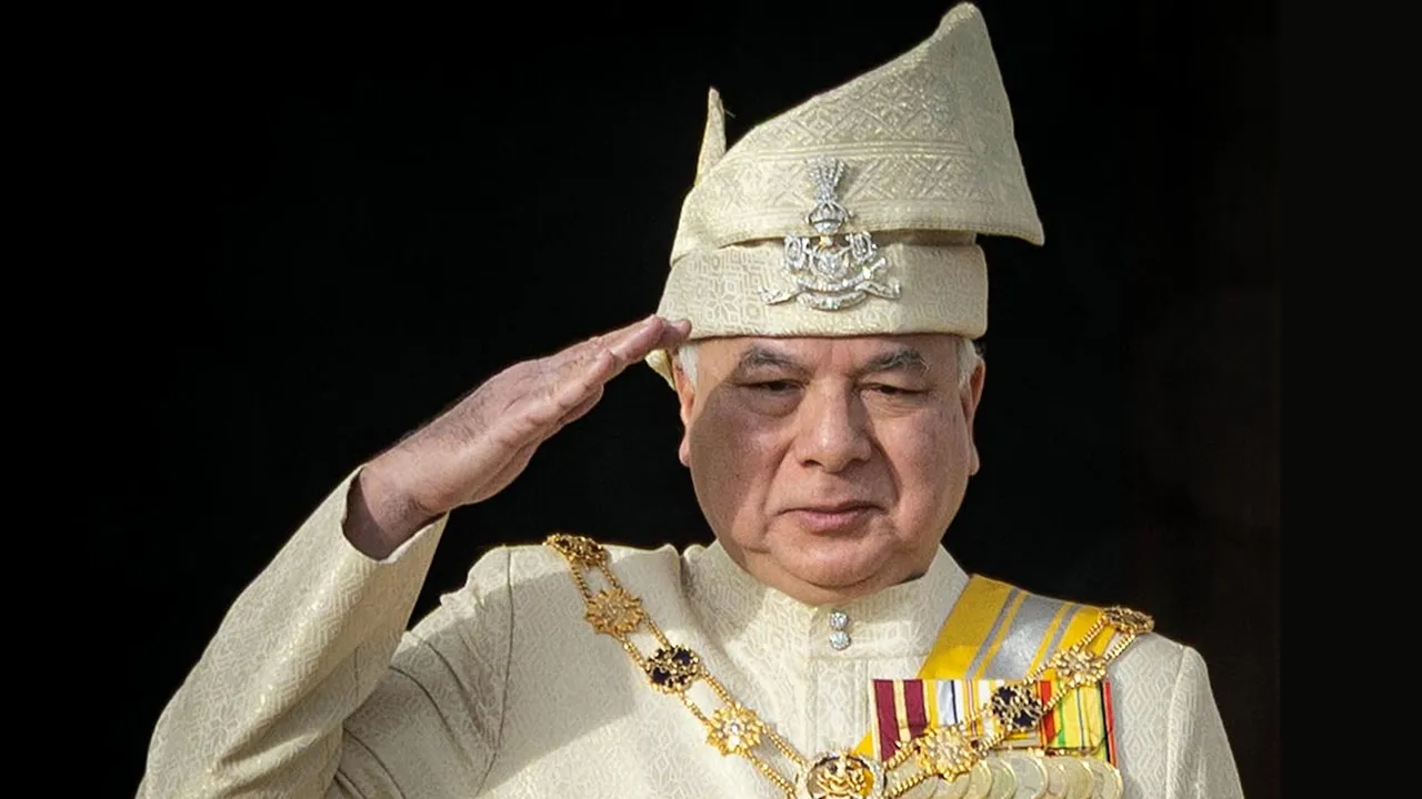 KUALA KANGSAR, 9 Nov -- Sultan Perak Sultan Nazrin Shah berkenan menabik hormat ketika baginda memeriksa perbarisan pada Istiadat Kawalan Kehormatan sempena sambutan Ulang Tahun Hari Keputeraan Baginda ke-69 di Istana Iskandariah hari ini.  Istiadat itu merupakan sebahagian aturcara yang diadakan sebelum Istiadat Menghadap Sembah Taat Setia Serta Penganugerahan Darjah Kebesaran Negeri Perak Darul Ridzuan pagi ini.  --fotoBERNAMA (2025) HAK CIPTA TERPELIHARA