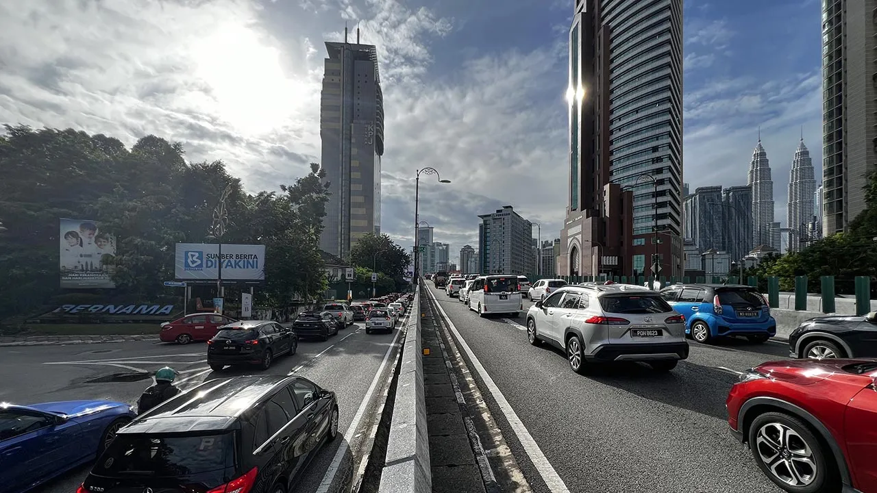 KUALA LUMPUR, 23 Okt -- Menteri dan pegawai kanan dari negara anggota ASEAN mula tiba di Malaysia untuk menghadiri mesyuarat sempena Sidang Kemuncak ASEAN ke-47 dan Sidang Kemuncak Berkaitan di Pusat Konvensyen Kuala Lumpur (KLCC).  Tinjauan di sekitar ibu negara mendapati beberapa laluan utama seperti Jalan Ampang, Jalan Tun Razak dan Lebuhraya Bertingkat Ampang-Kuala Lumpur (AKLEH) mengalami kesesakan sejak awal pagi berikutan penutupan jalan sementara yang dilaksanakan sebagai sebahagian daripada langkah