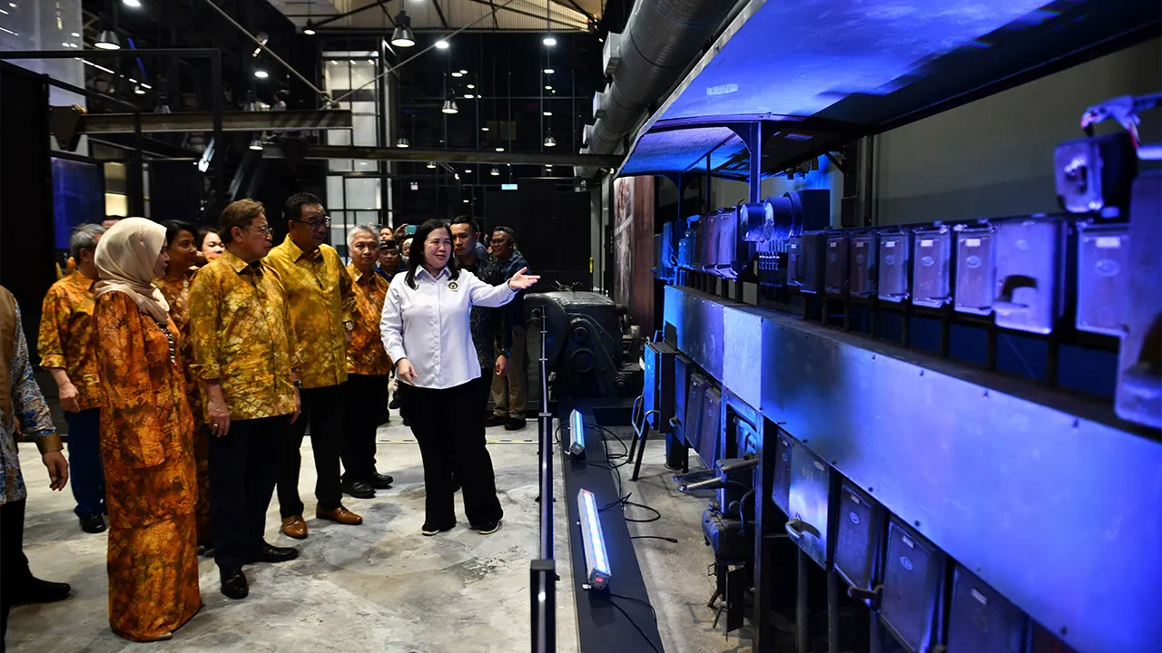 KUCHING, 21 April -- Premier Sarawak Tan Sri Abang Johari Tun Openg meluangkan masa melawat pameran selepas merasmikan Muzium Warisan Perindustrian Brooke Dockyard (BDY) di Brooke Dockyard Industrial Heritage Museum (BDY) di Kuching malam tadi (20 April)._BERNAMA