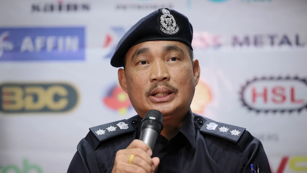 MIRI, 22 Ogos -- Ketua Polis Daerah Miri, ACP Alexson Naga Chabu pada sidang media mengenai insiden membaling botol ke dalam gelanggang ketika acara pencak silat Sukan Malaysia (SUKMA) 2024 di Stadium Bandaraya Miri, hari ini.  Polis menambah kekuatan anggotanya bagi memastikan kelancaran perlawanan silat dan bagi mengelak sebarang insiden yang tidak diingini berlaku.  -- fotoBERNAMA (2024) HAK CIPTA TERPELIHARA