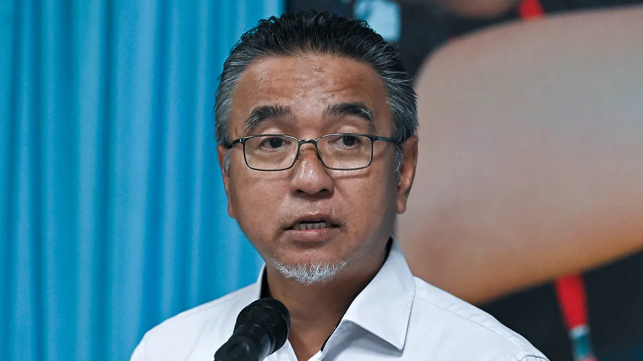 LUMUT, 7 April -- Timbalan Menteri Pertahanan Adly Zahari berucap ketika merasmikan Program Ikhtiar Autisme Angkatan Tentera Malaysia (IA-ATM) di Pusat Pemulihan Dalam Komuniti (PPDK) Lautan Kasih Pangkalan TLDM di sini hari ini.  --fotoBERNAMA (2026) HAK CIPTA TERPELIHARA