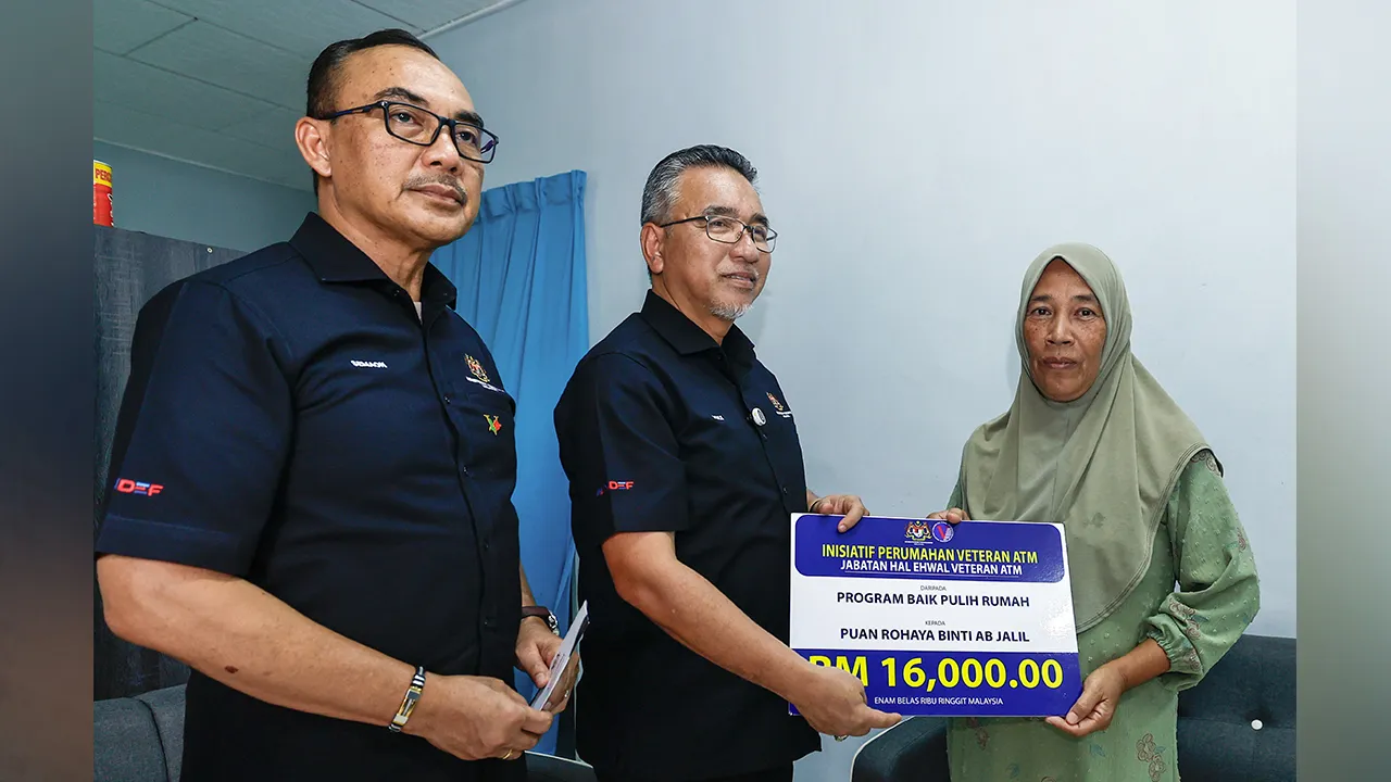 ALOR GAJAH, 10 April -- Timbalan Menteri Pertahanan Adly Zahari (tengah) menyampikan replika sumbangan inisiatif perumahan veteran Angkatan Tentera Malaysia (ATM) kepada balu veteran ATM Rohayah Ab Jalil, 61, (kanan) pada Program Peduli Veteran MADANI Machap Jaya di Kampung Kemuning, hari ini.  Turut hadir Ketua Pengarah Jabatan Hal Ehwal Veteran (JHEV) ATM, Mejar Jeneral Datuk Semaon Marjuki.  --fotoBERNAMA (2026) HAK CIPTA TERPELIHARA