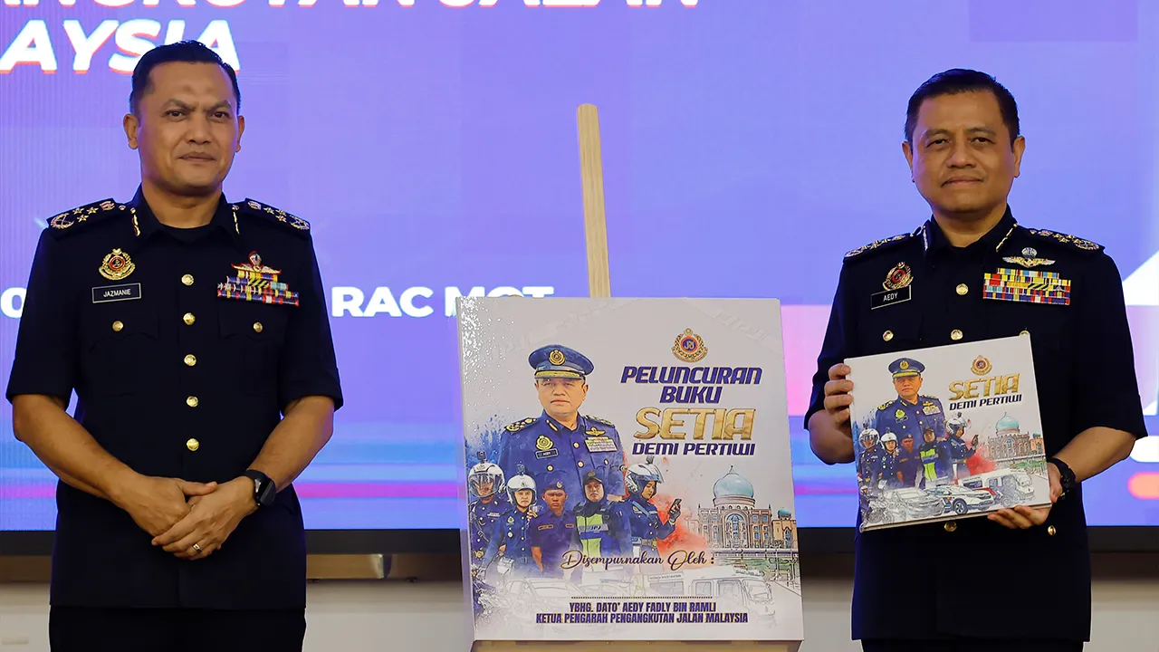 PUTRAJAYA, 3 April -- Ketua Pengarah Jabatan Pengangkutan Jalan (JPJ) Datuk Aedy Fadly Ramli (kanan) hadir pada pelancaran buku Setia Demi Pertiwi pada Majlis Perhimpunan Setia JPJ Mac 2026 di Kementerian Pengangkutan hari ini.  Turut sama, Timbalan Ketua Pengarah (Perancangan & Operasi) JPJ Datuk Jazmanie Shafawi._BERNAMA