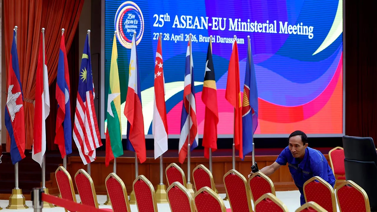 BANDAR SERI BENGAWAN, April 25 -- Preparations are underway for the 25th ASEAN–European Union (EU) Ministerial Meeting (AEMM) at the International Convention Center (ICC) Brunei today.  The two-day conference, which begins this Monday, brings together delegates from 28 ASEAN and European Union countries, along with international media coverage, including representatives from Malaysia’s Bernama and RTM.  --fotoBERNAMA (2026) COPYRIGHT RESERVED