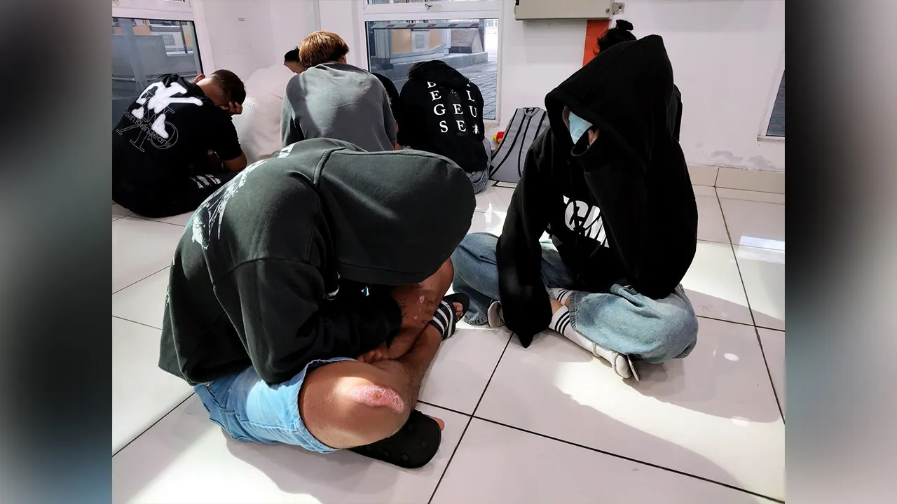 BUKIT KAYU HITAM, 13 April -- Dua beradik berusia 17 dan 21 tahun antara ditahan dalam satu operasi khas Agensi Antidadah Kebangsaan (AADK) Kedah di Kompleks Imigresen, Kastam, Kuarantin dan Keselamatan (ICQS) di sini semalam selepas positif dadah sebaik pulang dari menghadiri Pesta Songkran.  -- fotoBERNAMA (2026) HAK CIPTA TERPELIHARA