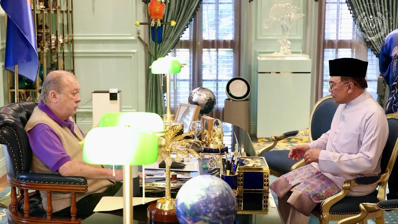 YANG DI-PERTUAN AGONG TERIMA MENGADAP PERDANA MENTERI KDYMM SPB Yang di-Pertuan Agong, Sultan Ibrahim berkenan menerima mengadap YAB Dato’ Seri Anwar Ibrahim, Perdana Menteri. Terdahulu, Dato’ Seri Anwar tiba di Johor Bahru pagi tadi di atas urusan lawatan kerja.  Berangkat sama, DYAM Tunku Mahkota Ismail, Pemangku Sultan Johor.  Pertemuan YAB Perdana Menteri bersama Seri Paduka Baginda berlangsung di Istana Pasir Pelangi, Johor Bahru pada hari ini (24 April). 