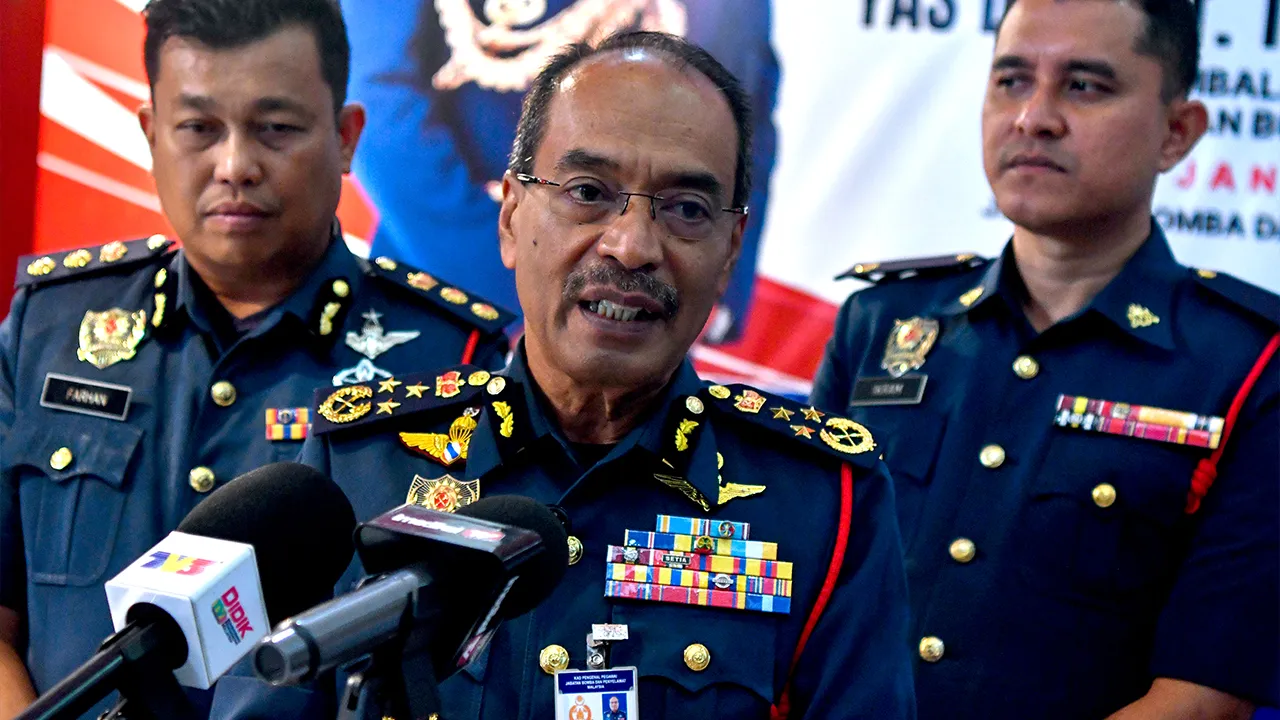 KOTA BHARU, 8 Jan -- Timbalan Ketua Pengarah (Operasi) Jabatan Bomba dan Penyelamat Malaysia (JBPM) Datuk Ahmad Izram Osman (tengah) bercakap pada sidang media selepas Program 'Sumbangan Kebajikan' Persatuan Kebajikan dengan kerjasama Biro Kebajikan Perisma JBPM Kelantan di Ibu Pejabat JBPM Kelantan, Tunjung hari ini._BERNAMA