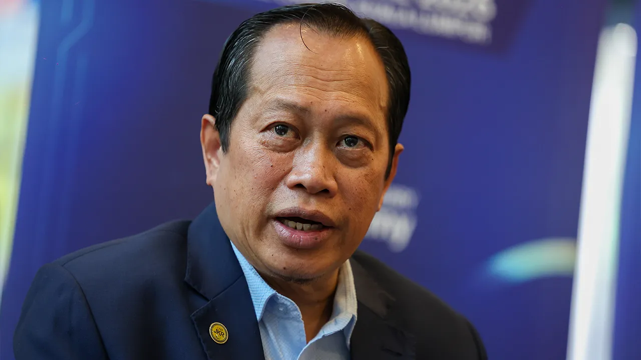 KUALA LUMPUR, 3 April -- Timbalan Menteri Kerja Raya Datuk Seri Dr Ahmad Maslan bercakap kepada media selepas hadir pada Majlis Pra Pelancaran International Conference On Slope (ICOS) 2026 di Menara Kerja Raya hari ini._BERNAMA