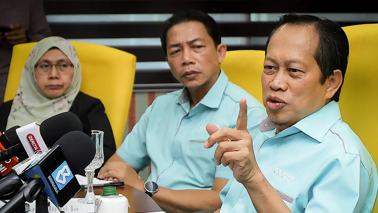 KUCHING, 8 April -- Timbalan Menteri Kerja Raya, Datuk Seri Dr Ahmad Maslan (kanan) pada sidang media sempena lawatannya ke Akademi Binaan Malaysia Cawangan Sarawak (CIDB) di Petra Jaya, hari ini.  -- fotoBERNAMA (2026) HAK CIPTA TERPELIHARA