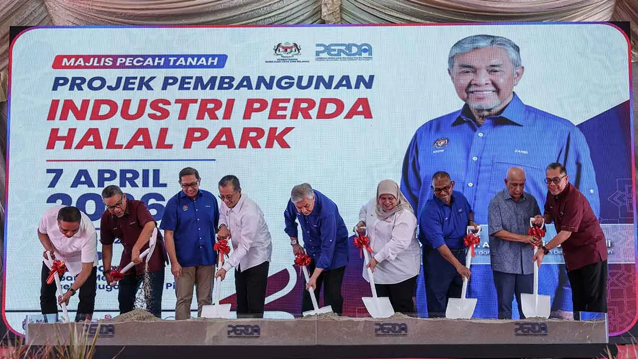 TASEK GELUGOR, 7 April -- Timbalan Perdana Menteri Datuk Seri Dr Ahmad Zahid Hamidi (lima, kanan) menyempurnakan gimik Majlis Pecah Tanah Projek Pembangunan Industri Perda Halal Park hari ini.  Turut hadir Timbalan Menteri Kemajuan Desa dan Wilayah Datuk Rubiah Wang (tiga, kanan).  -- fotoBERNAMA (2026) HAK CIPTA TERPELIHARA