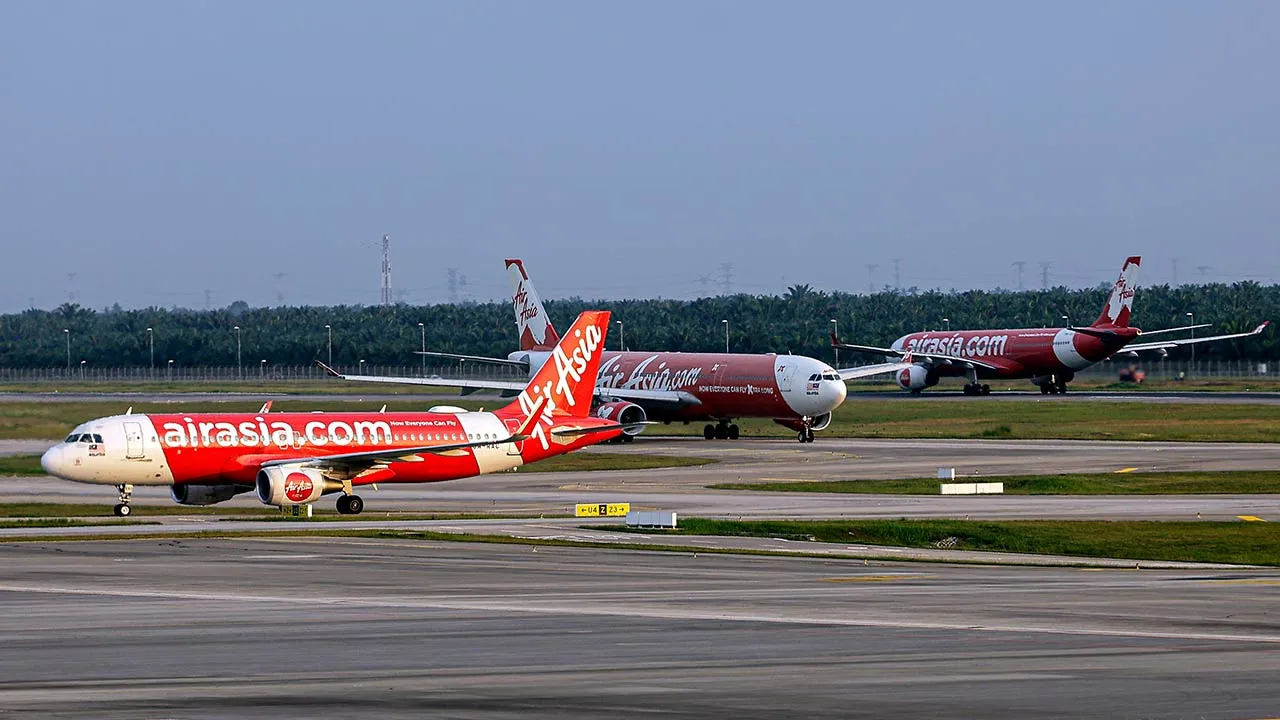 SEPANG, 1 Julai -- Rakaman gambar pesawat AirAsia di Lapangan Terbang Antarabangsa Kuala Lumpur Terminal 2 (KLIA2) ketika tinjauan bersempena pelancaran laluan baharu AirAsia X ke Nairobi, Kenya, hari ini.