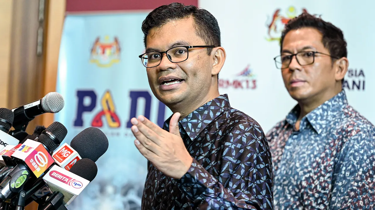 PUTRAJAYA, 20 April -- Menteri Ekonomi Akmal Nasrullah Mohd Nasir bercakap ketika sidang media selepas Perhimpunan Bulanan dan Hala Tuju Pangkalan Data Utama (PADU) di Pusat Konvensyen Antarabangsa Putrajaya (PICC) hari ini.  --fotoBERNAMA (2026) HAK CIPTA TERPELIHARA