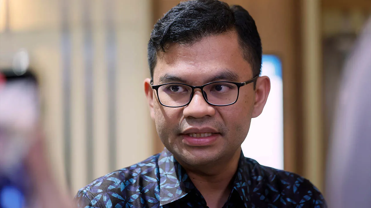 KUALA LUMPUR, 9 April -- Menteri Ekonomi Akmal Nasrullah Mohd Nasir ditemui media sebelum menghadiri program Ruang Bicara bertajuk Mendepani Krisis Tenaga Global: Ikhtiar Perkukuh Ketahanan Ekonomi di Wisma Bernama malam ini._BERNAMA