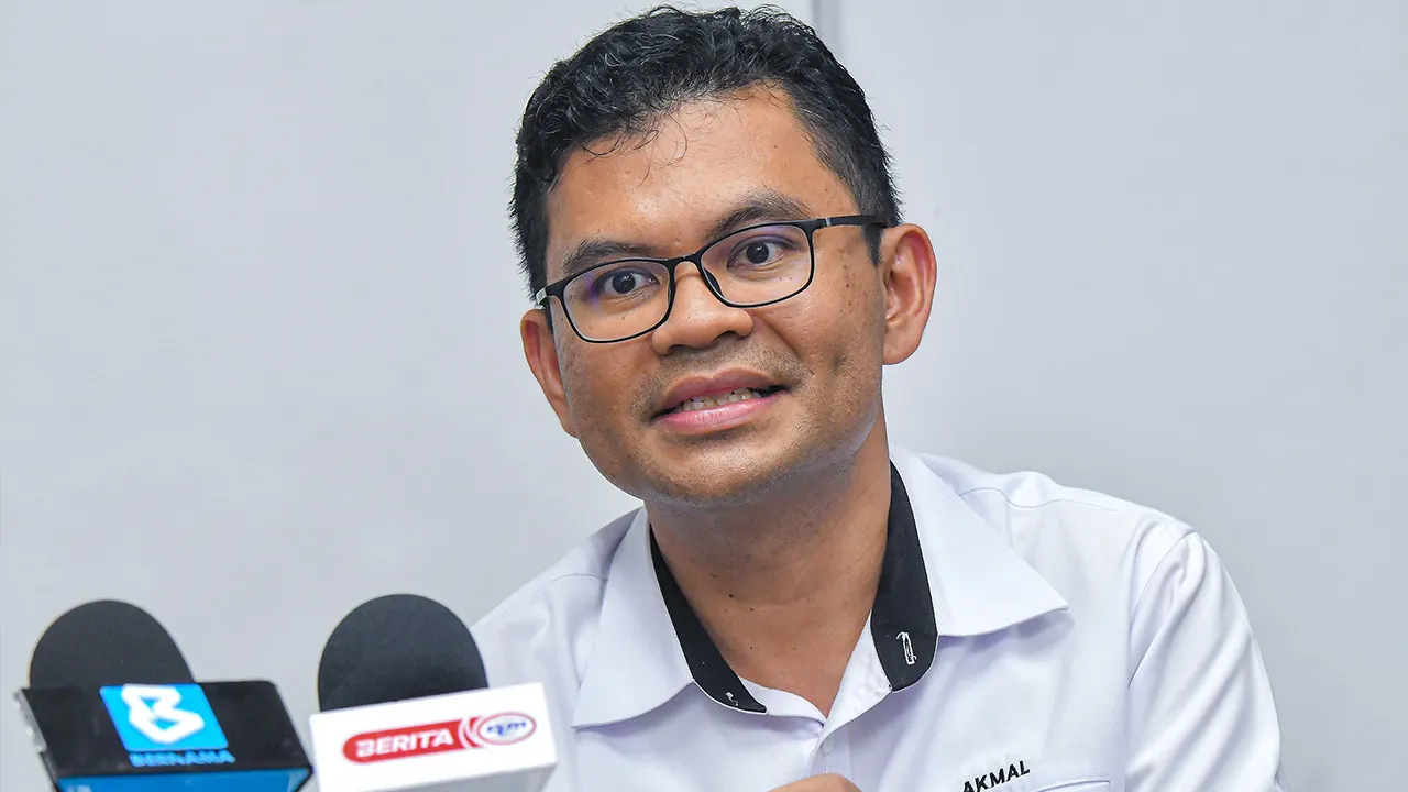 PELABUHAN KLANG, 18 April -- Menteri Ekonomi Akmal Nasrullah Mohd Nasir ketika sidang media selepas lawatan kerja di KL-Kepong Oleomas Sdn Bhd Pulau Indah, hari ini._BERNAMA