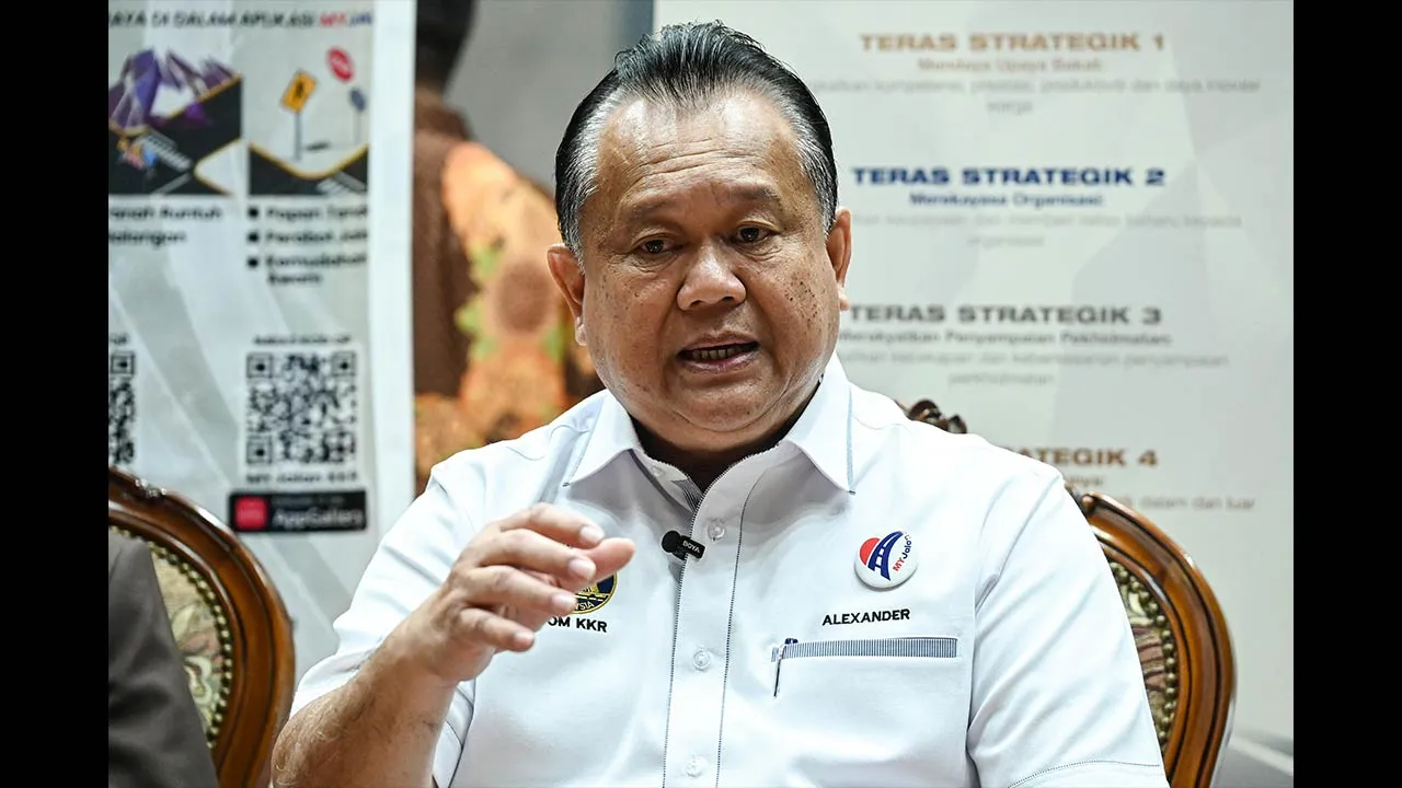 KUALA LUMPUR, 14 April -- Menteri Kerja Raya Datuk Seri Alexander Nanta Linggi bercakap ketika sidang media selepas Perhimpunan Bulanan Kementerian Kerja Raya (KKR) di Dewan Tan Sri Mahfoz Khalid hari ini.