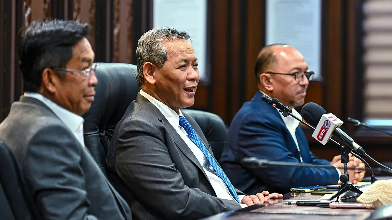 SEREMBAN, 8 April -- Menteri Besar Negeri Sembilan Datuk Seri Aminuddin Harun (tengah) ketika sidang media di Wisma Negeri, hari ini.  Kerajaan Negeri Sembilan bersetuju melaksanakan Bekerja Dari Rumah (BDR) membabitkan lebih 3,000 kakitangan negeri itu selama dua hari seminggu berkuat kuasa 15 April ini selari pengumuman Kerajaan Persekutuan susulan situasi semasa konflik di Asia Barat.