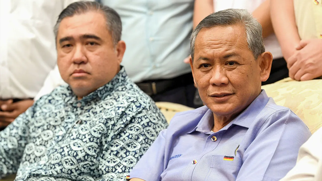SEREMBAN, 27 April -- Menteri Besar Negeri Sembilan Datuk Seri Aminuddin Harun bersama Pengerusi DAP negeri merangkap Menteri Pengangkutan Anthony Loke, ketika sidang media di di kediaman rasmi Menteri Besar hari ini._BERNAMA