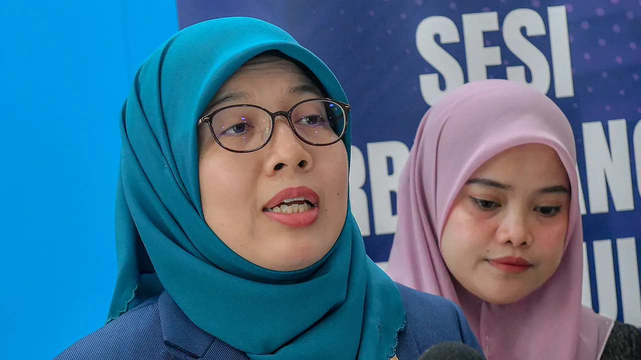 SHAH ALAM, 29 April -- Exco Pembangunan Wanita dan Kebajikan Masyarakat Negeri Selangor, Anfaal Saari (kiri), pada sidang media mengenai analisis serta strategi mitigasi impak krisis Asia Barat terhadap usahawan dan pemberdayaan ekonomi wanita di Wisma Dewan Negeri Selangor hari ini.  Kerajaan Negeri Selangor menggariskan lima resolusi bagi membantu 45,993 usahawan wanita menghadapi cabaran semasa susulan gangguan bekalan global akibat konflik di Asia Barat.  -- fotoBERNAMA (2026) HAK CIPTA TERPELIHARA