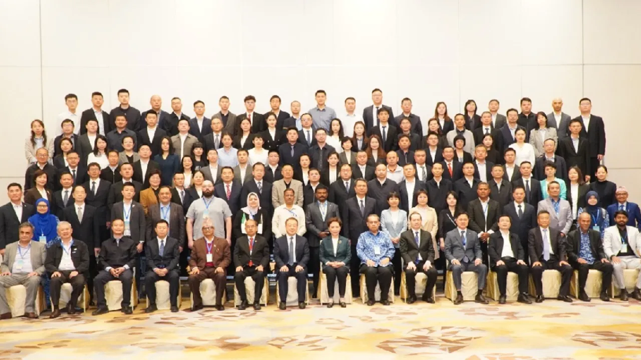 KUALA LUMPUR, 28 April (Bernama) -- Koperasi di rantau Asia Pasifik perlu segera beralih kepada pelaksanaan kerja yang nyata dan memberi impak dalam aktiviti perdagangan rentas sempadan, berbanding kekal pada tahap perbincangan semata-mata, kata Presiden Angkatan Koperasi Kebangsaan Malaysia Berhad (ANGKASA) Datuk Seri Dr Abdul Fattah Abdullah.