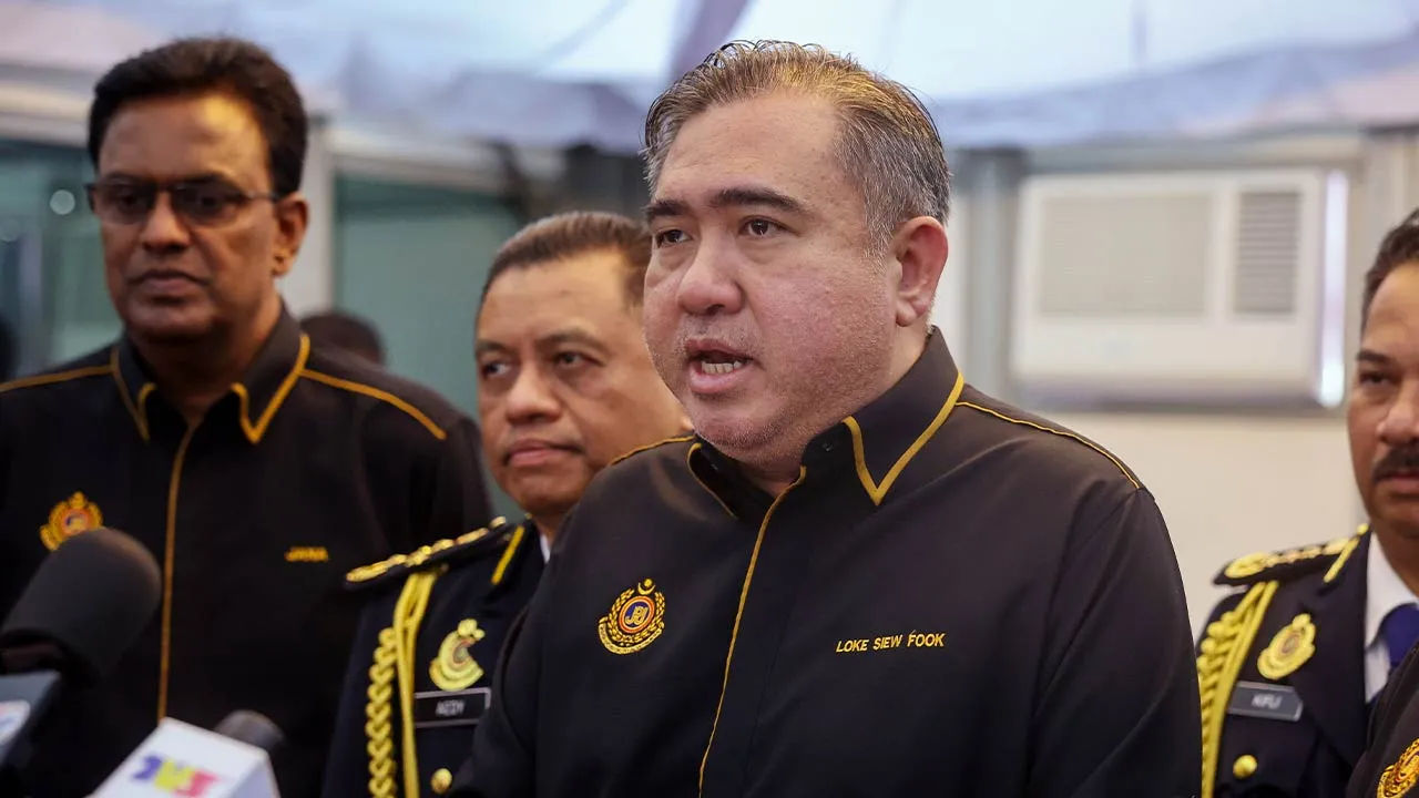 BATU KAWAN, 25 April -- Menteri Pengangkutan Anthony Loke Siew Fook ketika ditemu bual pemberita pada Majlis Sambutan Ulang Tahun Hari Jabatan Pengangkutan Jalan (JPJ) Ke-80 (SHJ80) di pekarangan Stadium Negeri Pulau Pinang hari ini.