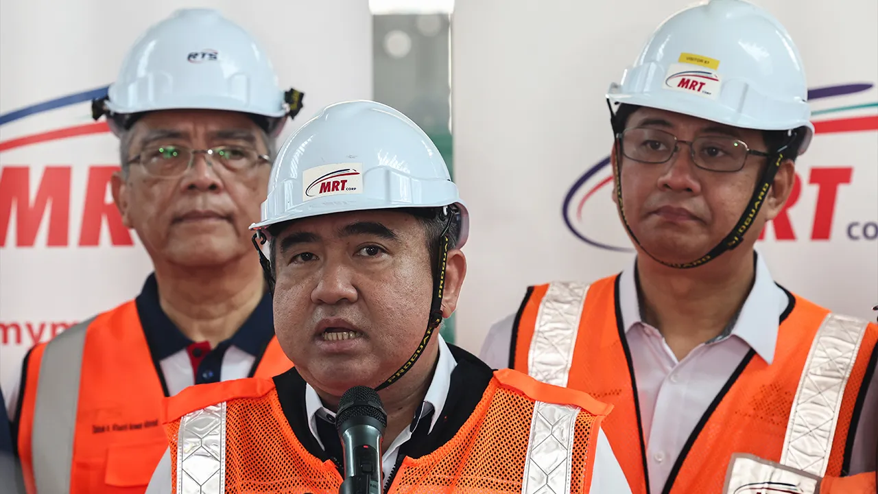 JOHOR BAHRU, 3 April -- Menteri Pengangkutan Anthony Loke bercakap kepada pemberita selepas melawat tapak projek Sistem Transit Rapid (RTS) Link dan Kompleks ICQ serta Stesen RTS Bukit Chagar di sini hari ini._BERNAMA