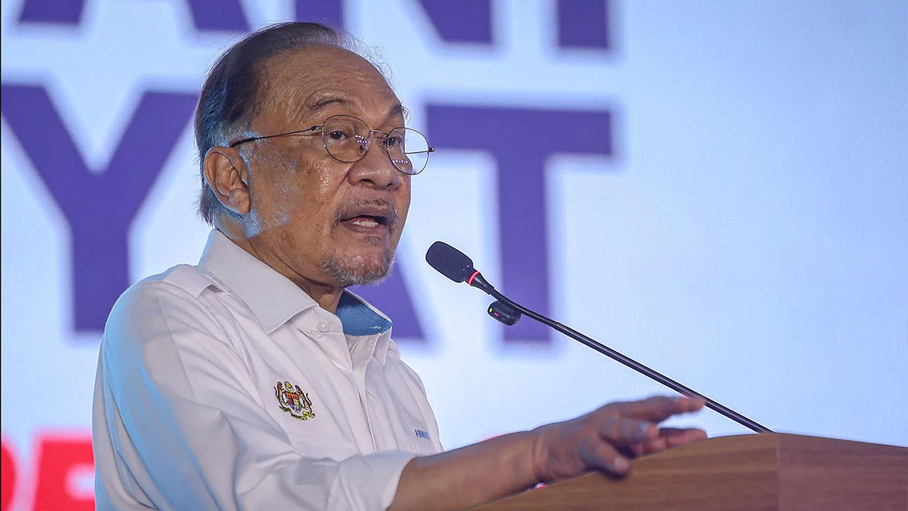 IPOH, 4 April -- Perdana Menteri Datuk Seri Anwar Ibrahim menyampaikan ucapan perasmian Program MADANI RAKYAT 2026 Perak di Bulatan Sultan Azlan Shah Meru, hari ini._BERNAMA