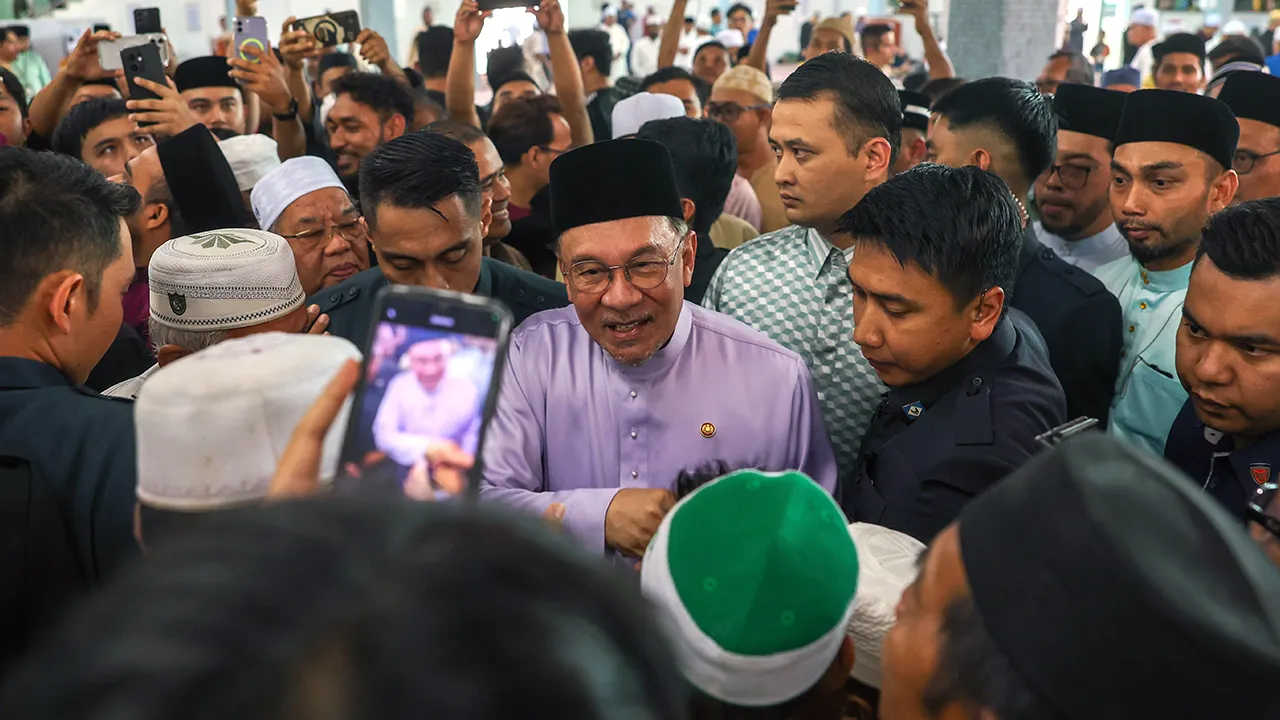 KUALA LUMPUR, 10 April -- Perdana Menteri Datuk Seri Anwar Ibrahim beramah mesra dengan jemaah selepas menunaikan solat Jumaat di Masjid Nurussaadah Kampung Cheras Baru, Cheras hari ini.  Turut hadir Menteri di Jabatan Perdana Menteri (Hal Ehwal Agama) Dr Zulkifli Hasan.   -- fotoBERNAMA (2026) HAK CIPTA TERPELIHARA