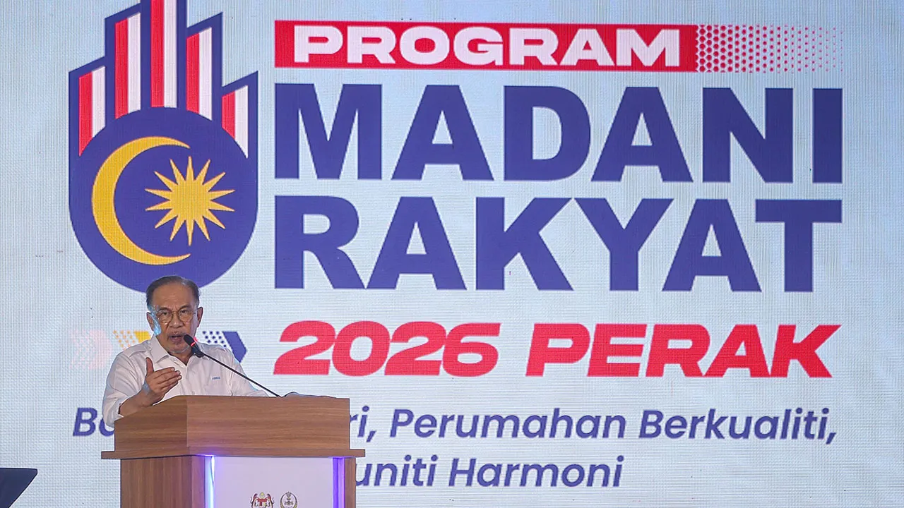 IPOH, 4 April -- Perdana Menteri Datuk Seri Anwar Ibrahim menyampaikan ucapan perasmian Program MADANI RAKYAT 2026 Perak di Bulatan Sultan Azlan Shah Meru, hari ini._BERNAMA
