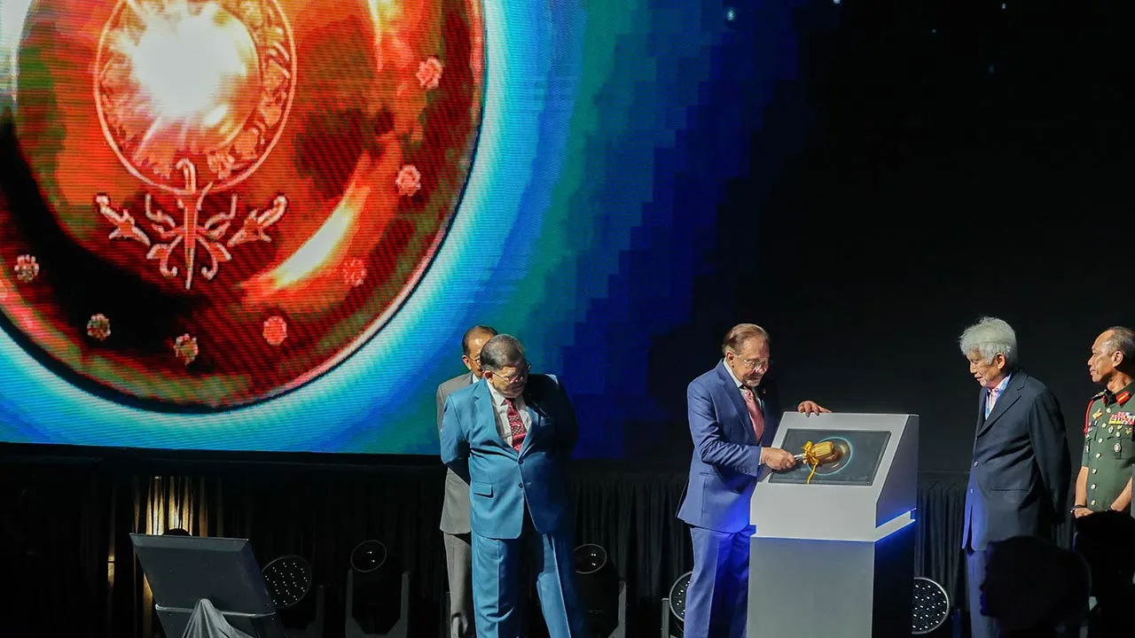 KUALA LUMPUR, 20 April -- Perdana Menteri Datuk Seri Anwar Ibrahim merasmikan Pameran Perkhidmatan Pertahanan Asia (DSA) dan Pameran Keselamatan Kebangsaan (NATSEC) Asia 2026 di Pusat Dagangan dan Pameran Antarabangsa Malaysia (MITEC) hari ini.  Turut bersama Menteri Pertahanan Datuk Seri Mohamed Khaled Nordin, Yang Dipertua Dewan Rakyat Tan Sri Johari, Panglima Angkatan Tentera (PAT) Jeneral Datuk Malek Razak Sulaiman dan dan Pengerusi Pameran Perkhidmatan Pertahanan Asia (DSA) dan Persidangan Tan Sri Asma