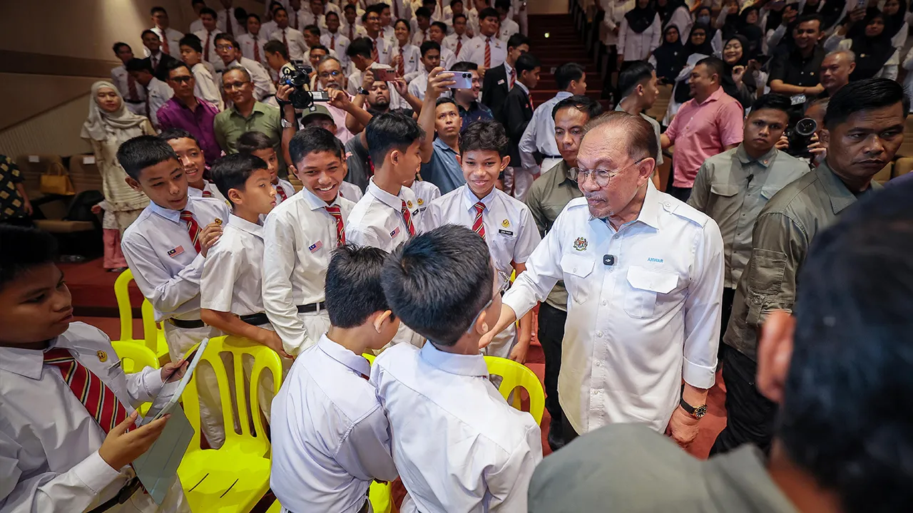 KUALA KANGSAR, 4 April -- Perdana Menteri, Datuk Seri Anwar Ibrahim, beramah mesra dengan para pelajar semasa program Temu Anwar bersama Warga MCKK di Kolej Melayu Kuala Kangsar (MCKK) hari ini._BERNAMA