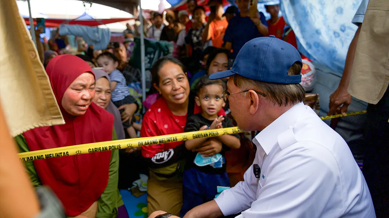 SANDAKAN, 22 April -- Perdana Menteri Datuk Seri Anwar Ibrahim meninjau lokasi bencana kebakaran di Kampung Bahagia dan melawat mangsa yang terjejas di PPR Taman Batu Sapi, di sini, hari ini._BERNAMA