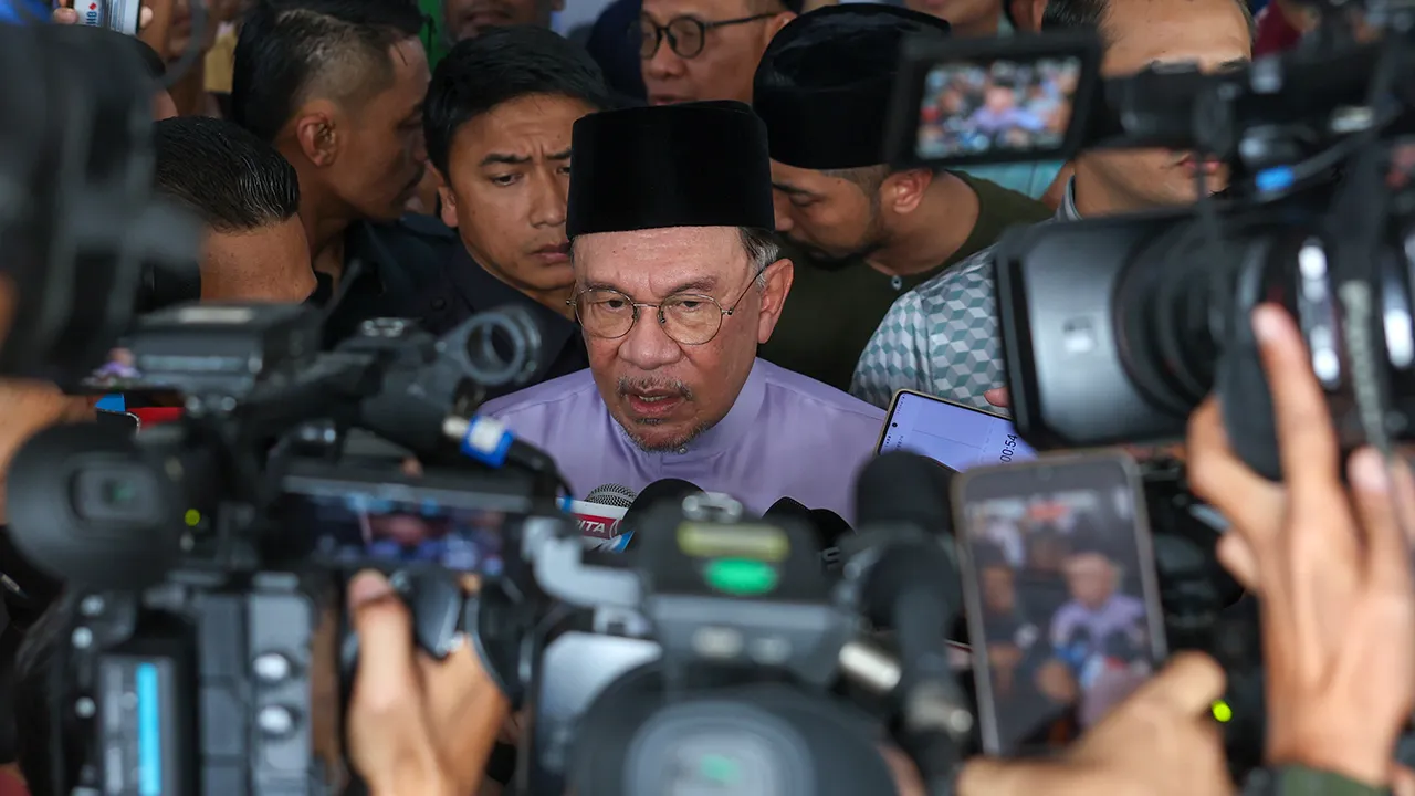 KUALA LUMPUR, 10 April -- Perdana Menteri Datuk Seri Anwar Ibrahim menjawab soalan media selepas menunaikan solat Jumaat di Masjid Nurussaadah Kampung Cheras Baru, Cheras hari ini.  -- fotoBERNAMA (2026) HAK CIPTA TERPELIHARA