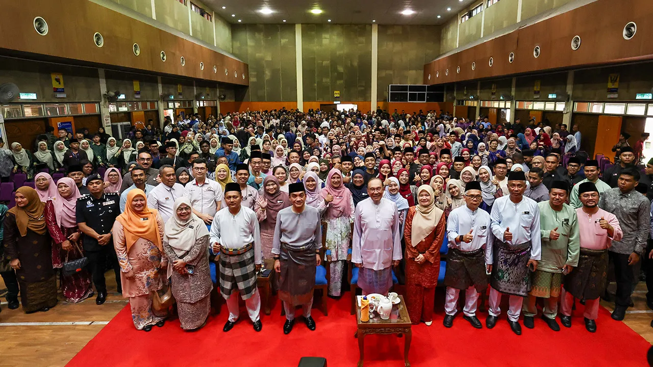 JOHOR BAHRU, 24 April -- Perdana Menteri Datuk Seri Anwar Ibrahim (depan, tengah), bergambar bersama pelajar-pelajar pada Sesi Ramah Mesra Bersama Warga Institut Pendidikan Guru (IPG) dan Tingkatan 6, di IPG Kampus Temenggong Ibrahim hari ini.  Turut hadir Menteri Pendidikan Fadhlina Sidek dan Menteri Besar Johor Datuk Onn Hafiz Ghazi.  --fotoBERNAMA (2026) HAK CIPTA TERPELIHARA