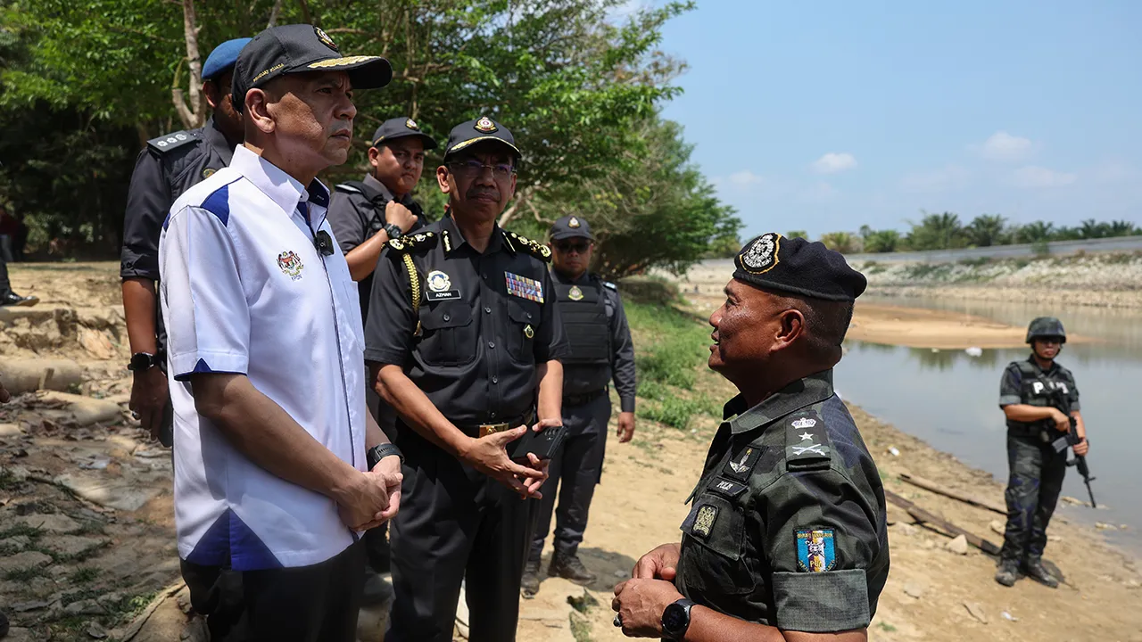 PASIR MAS, 4 April -- Menteri Perdagangan Dalam Negeri dan Kos Sara Hidup, Datuk Armizan Mohd Ali, berbual dengan Komander Briged Tenggara PGA, SAC Ahmad Radzi Hussain (dua, kanan), semasa melakukan pemantauan di sempadan Malaysia-Thailand di Sungai Golok hari ini.  Turut hadir, Ketua Pengarah Penguatkuasa Kementerian Perdagangan Dalam Negeri dan Kos Sara Hidup (KPDN), Datuk Azman Adam (tiga, kiri).   -- fotoBERNAMA (2026) 