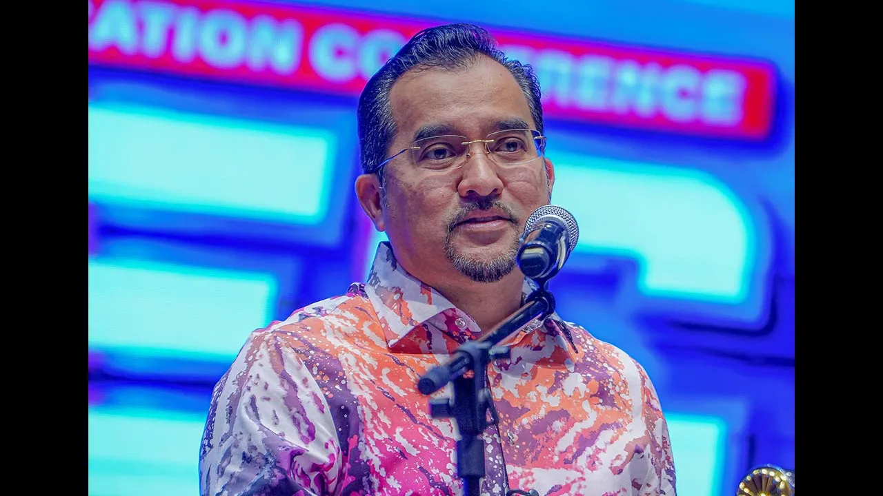 KLANG, 8 April -- Pengerusi Majlis Amanah Rakyat (MARA), Datuk Dr Asyraf Wajdi Dusuki, berucap pada majlis perasmian buku F.A.S.T. pelajar Maktab Rendah Sains Mara (MRSM) sempena Majlis Penutupan Persidangan Pendidikan Antarabangsa Mara (MIEC) 2026 di KSL Esplanade Hotel Klang hari ini.