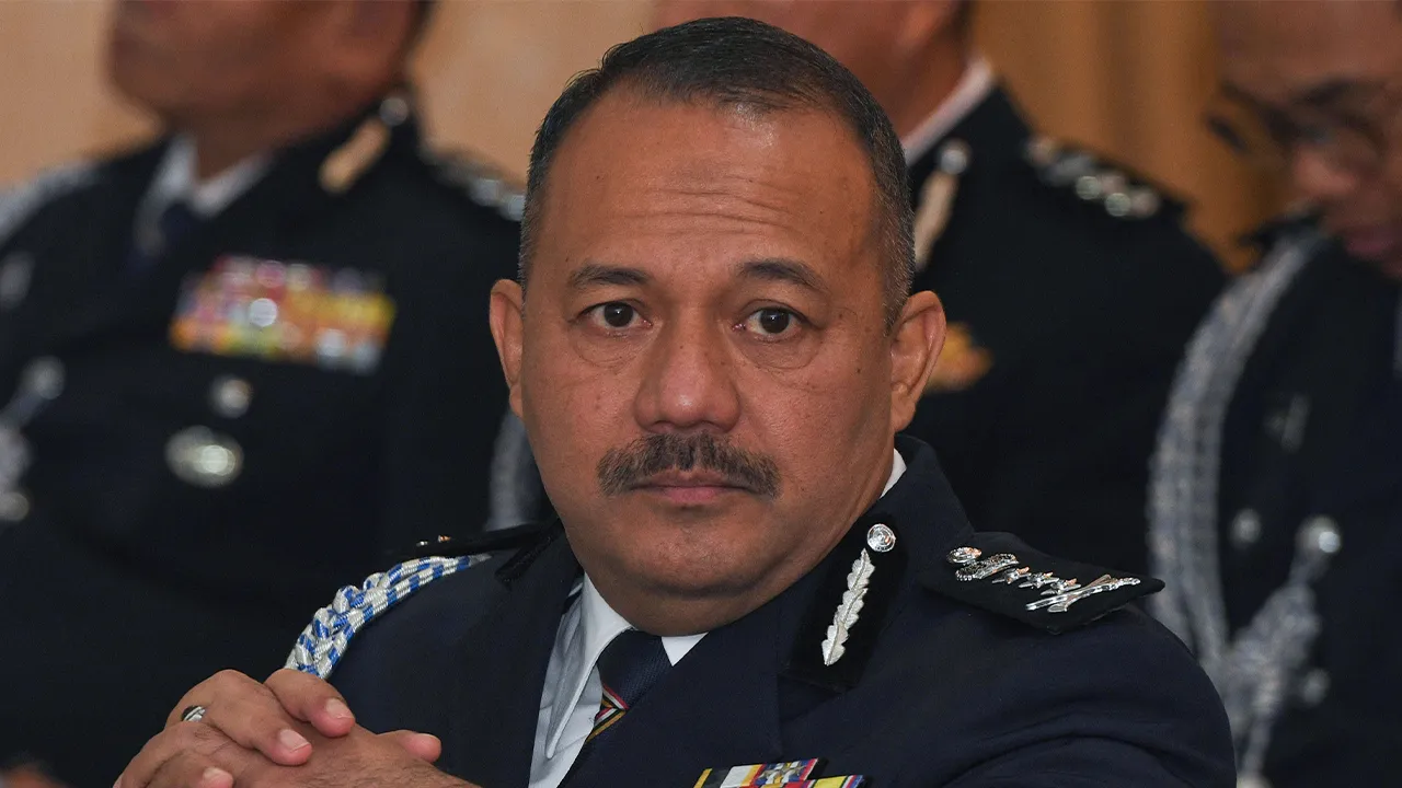 GEORGE TOWN, 11 Ogos -- Timbalan Pengarah Pengurusan (Pentadbiran) Bukit Aman Datuk Azizee Ismail menerima tugas sebagai Ketua Polis Pulau Pinang pada Majlis Pemakaian Pangkat dan Serah Terima Tugas di Mes Pegawai Kanan Ibu Pejabat Polis Kontijen (IPK) Pulau Pinang di sini hari ini.  --fotoBERNAMA (2025) HAK CIPTA TERPELIHARA