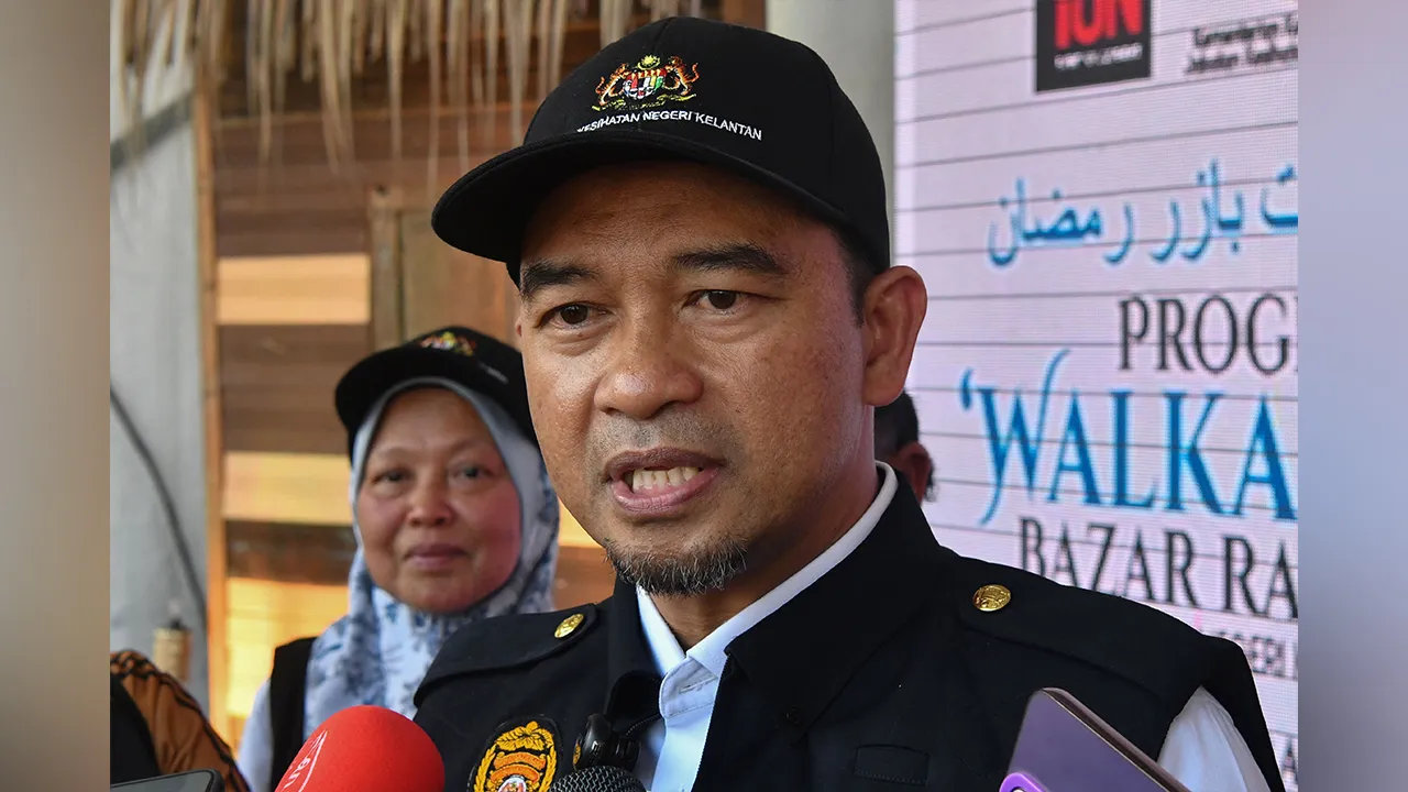 KOTA BHARU, 25 Feb -- Pengarah Jabatan Kesihatan Negeri Kelantan (JKNK) Datuk Dr Mohd Azman Yacob ditemui pemberita selepas merasmikan Program Walkabout Bazar Ramadan Peringkat Negeri Kelantan 2026 di pekarangan Stadium Sultan Muhammad IV hari ini.  --fotoBERNAMA (2026) HAK CIPTA TERPELIHARA
