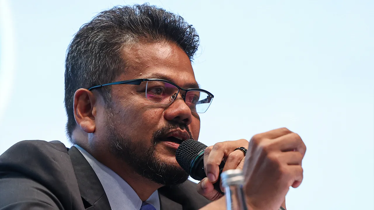 KUALA LUMPUR, May 10 -- PETRONAS Dagangan Berhad (PDB) Managing Director and Chief Executive Officer Azrul Osman Rani (left) present at PDB’s 41st Annual General Meeting Press Conference at Kuala Lumpur Convention Centre today._BERNAMA