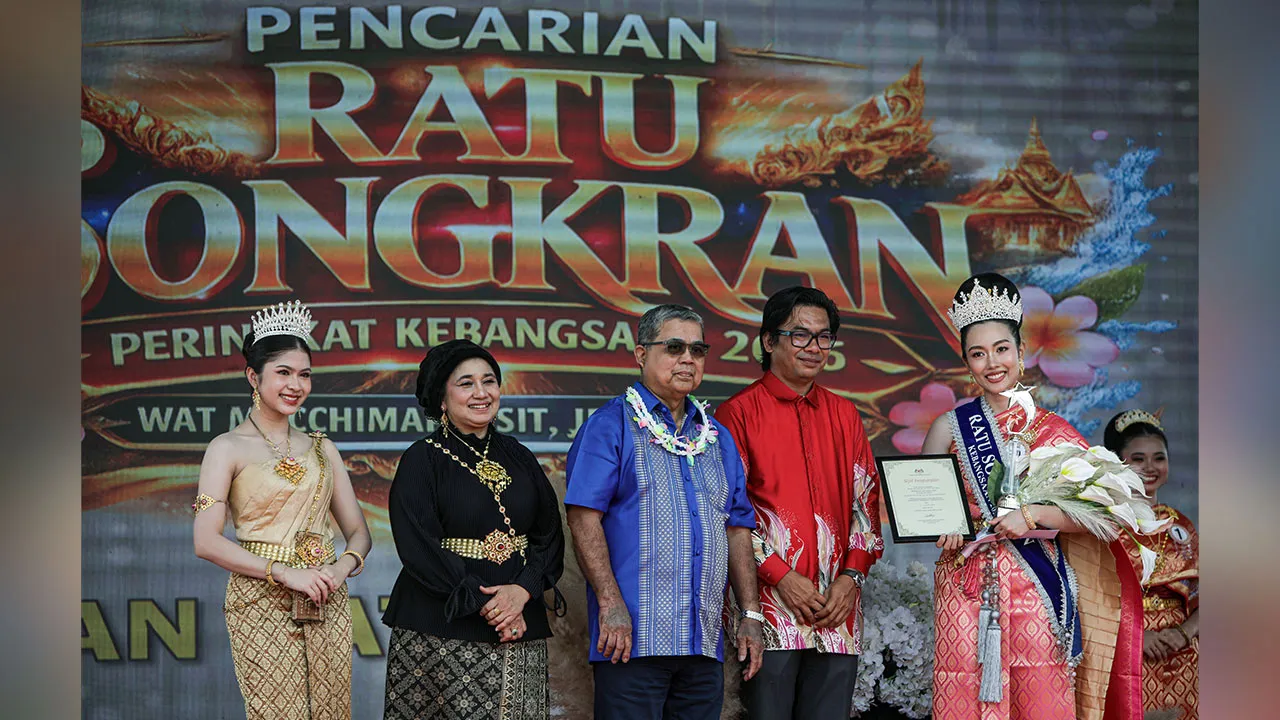 ARAU, 13 April -- Menteri Perpaduan Negara Datuk Aaron Ago Dagang (tengah) bergambar dengan pemenang Ratu Songkran 2026, Jauwadee Bun Chea (kanan) pada Majlis Perasmian perayaan Songkran peringkat kebangsan 2026 di Wat Macchimaprasit, Jejawi di sini hari ini. BERNAMA